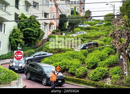 Automobili su Lombard Street a San Francisco, California Foto Stock