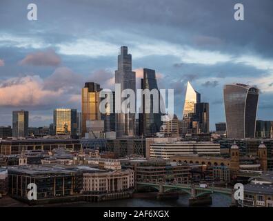 Tramonto sulla città di Londra, UK Business Center, inverno nuvole temporalesche a Londra, Inghilterra, Regno Unito, GB. Foto Stock