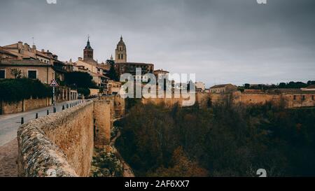 Paesaggio urbano vista sullo skyline di Segovia con il Duomo e le mura della città - Segovia Castiglia e Leon, Spagna. Foto Stock