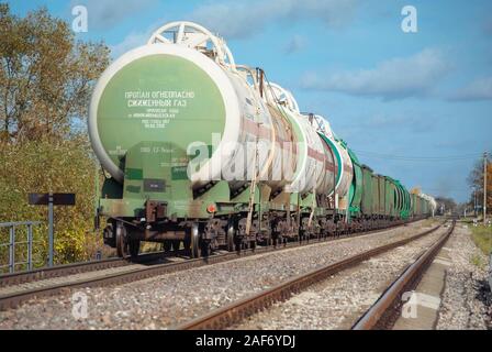 La regione di Kaliningrad, Russia - 15 Ottobre 2017: treno di trasporto i carri cisterna sulla ferrovia Foto Stock
