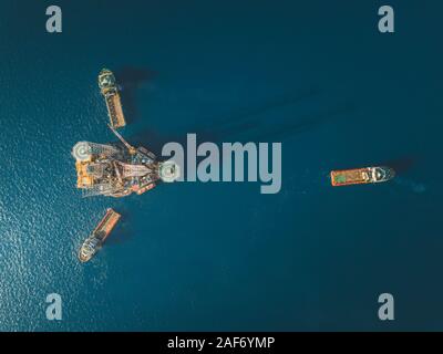 Immagine aerea durante l'operazione di spostamento del carro di perforazione nel campo petrolifero offshore Foto Stock