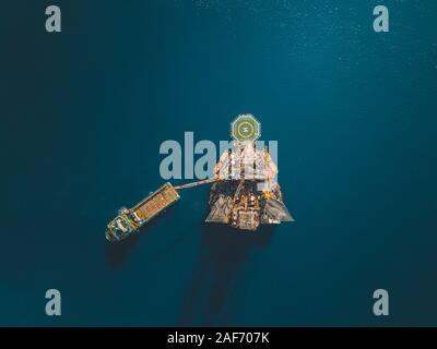 Immagine aerea durante l'operazione di spostamento del carro di perforazione nel campo petrolifero offshore Foto Stock