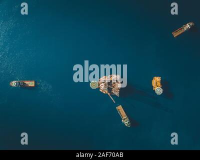 Immagine aerea durante l'operazione di spostamento del carro di perforazione nel campo petrolifero offshore Foto Stock