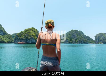 Turistico a Halong Bay Foto Stock