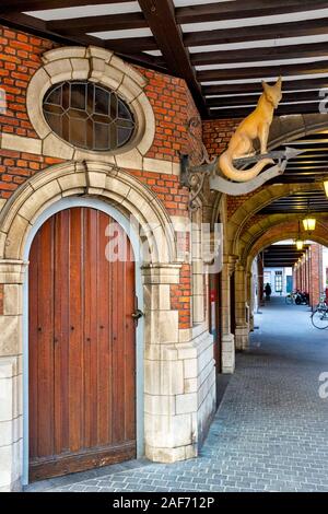Porta Medioevale e fox sign in il Grote Markt (piazza del mercato), Anversa ,Flander , Belgium Foto Stock