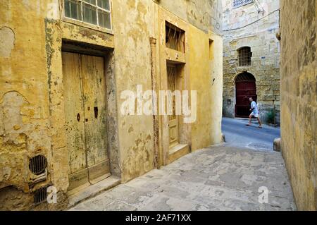 Pedone nei vicoli di Birgu (Vittoriosa), Malta Foto Stock