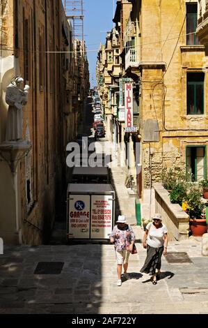 Le donne in una strada a La Valletta, Malta Foto Stock