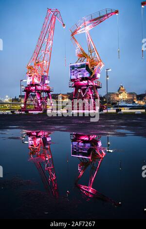 Attrazione turistica di Szczecin, illuminato Gru nel porto. Foto Stock