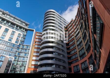 Spettacolare nuova architettura al bacino di Paddington a Londra. Il bacino è uno sperone del Regent's Canal che corre da ovest a est nella zona nord di Londra. Foto Stock