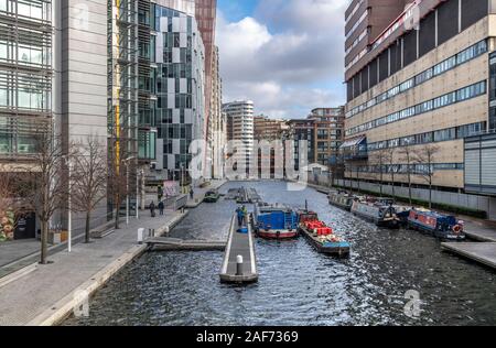 Spettacolare nuova architettura al bacino di Paddington a Londra. Il bacino è uno sperone del Regent's Canal che corre da ovest a est nella zona nord di Londra. Foto Stock