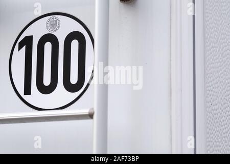 Etichetta del limite di velocità sul retro di un camper che indica che questo verhicle è permesso di guidare solo con una velocità massima di 100 km/h. Foto Stock