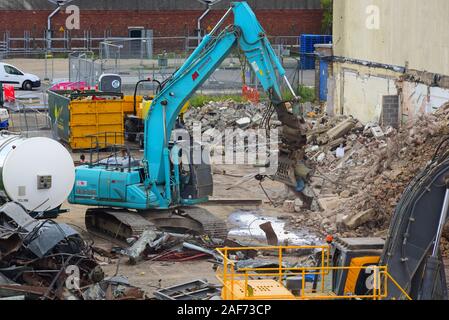 Caterpillar di elaborazione della macchina di metallo di scarto a scrapyard yorkshire regno vkingdom Foto Stock