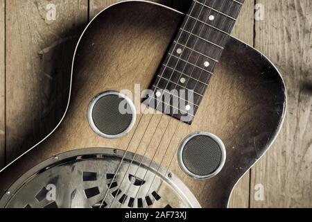 Un Dobro chitarra su un sfondo di legno Foto Stock