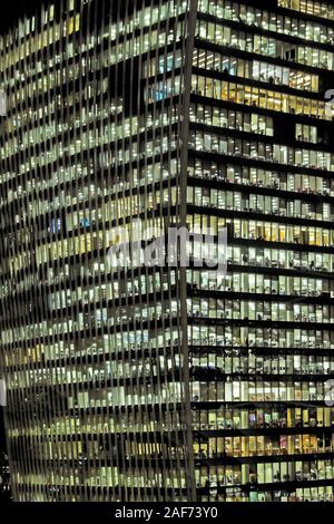 Walkie Talkie ufficio edificio grattacielo 20 Fenchurch Street di notte vista esterna degli uffici illuminati a Londra Est EC3 Inghilterra UK KATHY DEWITT Foto Stock