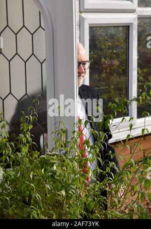 Finsbury Park, London, Regno Unito. Il 13 dicembre 2019. Jeremy Corbyn, leader del partito laburista esce di casa la mattina dopo le elezioni generali. Credito: Matteo Chattle/Alamy Live News Foto Stock