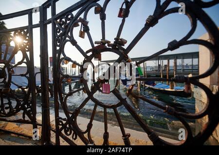 08.05.2019, Italien, Venedig: Liebesschlösser un einem Geländer in der Nähe des Marktplatz | Utilizzo di tutto il mondo Foto Stock