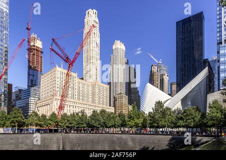 Intorno al 9/11 Memorial a Ground Zero di New York, il lavoro è ancora in corso per la costruzione di un complesso edilizio. I due grandi bacini di acqua del 9/11 Memorial commemorare il 2,983 vittime degli attentati terroristici di 9/11. (18 settembre 2019) | utilizzo in tutto il mondo Foto Stock