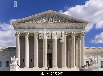 Vista del monumentale portale d'ingresso della corte suprema a Washington D.C.. Il tribunale decide sulla costituzionalità delle decisioni del presidente, il congresso o gli stati. (24 settembre 2019) | utilizzo in tutto il mondo Foto Stock