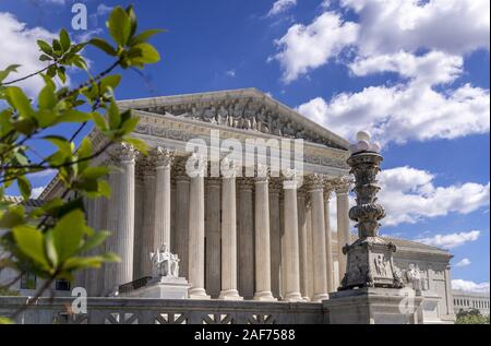 Vista del monumentale portale d'ingresso della corte suprema a Washington D.C.. Il tribunale decide sulla costituzionalità delle decisioni del presidente, il congresso o gli stati. (24 settembre 2019) | utilizzo in tutto il mondo Foto Stock