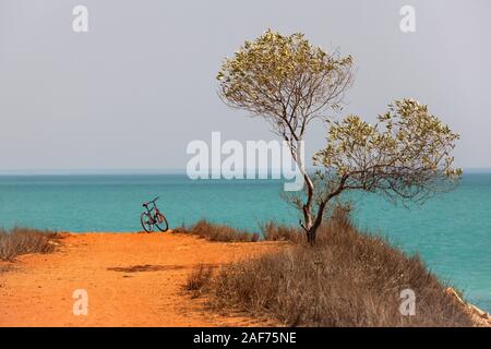 Noleggio in piedi alla fine di un rosso pista sterrata che conduce all'Oceano Indiano, Broome, West Kimberley, Western Australia | Utilizzo di tutto il mondo Foto Stock