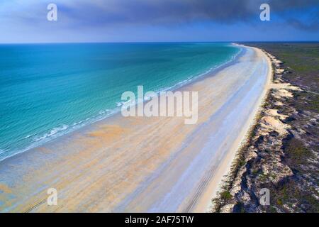 Vista aerea lungo la spiaggia di Cable Beach, Broome, West Kimberley, Western Australia | Utilizzo di tutto il mondo Foto Stock