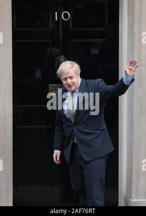 Londra, Regno Unito. Xiii Dec, 2019. Primo Ministro britannico Boris Johnson onde per i mass media al n. 10 di Downing St dopo la visita di Sua Maestà la regina di venerdì, 13 dicembre 2019. Il sig. Johnson il governo ha fissato il più grande maggioranza le elezioni generali in quanto negli anni ottanta per consentire al governo di ottenere Brexit passato dal 31 gennaio 2020. Foto di Hugo Philpott/UPI Credito: UPI/Alamy Live News Foto Stock