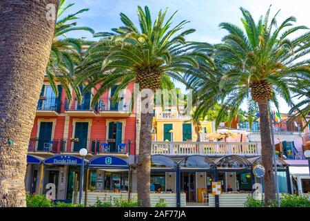 Moneglia, Italia - 15 Settembre 2019: Sunny Piccolo Hotel alla piccola strada a Moneglia villaggio in Liguria, Italia Foto Stock