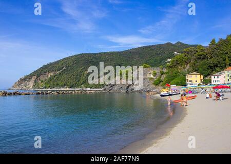Moneglia, Italia - 15 Settembre 2019: Il litorale di Moneglia con il villaggio sulla spiaggia sabbiosa, in Liguria Foto Stock