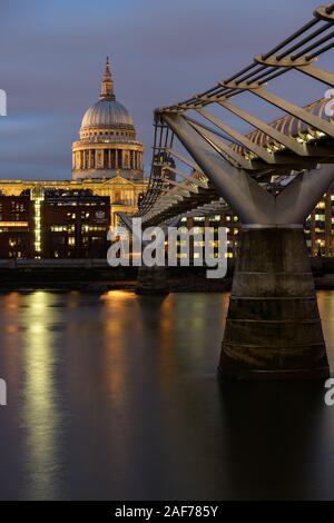 Millennium Bridge sul fiume Tamigi guardando verso St Pau'ls cattedrale Foto Stock