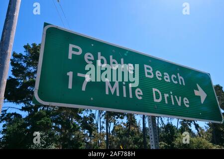 Cartello per la 17 Mile Drive sulla penisola di Monterey tra Carmel-by-the-Sea e Monterey, California, Stati Uniti Foto Stock