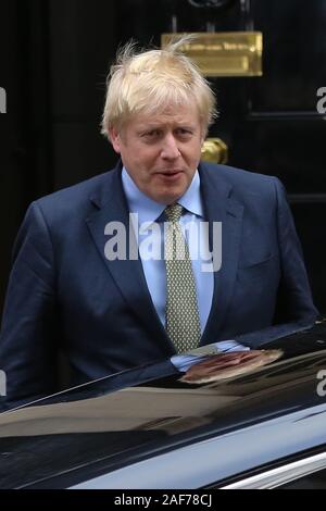 Primo ministro britannico e il leader del Partito conservatore Boris Johnson lascia Downing Street per incontrare la Regina Elisabetta II per la richiesta di formare un governo dopo i Conservatori vince il partito di maggioranza le elezioni generali del 2019. Foto Stock
