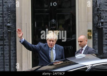 Primo ministro britannico e il leader del Partito conservatore Boris Johnson lascia Downing Street per incontrare la Regina Elisabetta II per la richiesta di formare un governo dopo i Conservatori vince il partito di maggioranza le elezioni generali del 2019. Foto Stock
