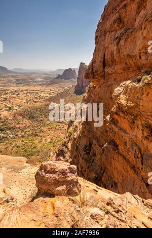 Etiopia, Tigray, Megab, Gheralta scarpata, elevati vista da sopra rock schisi sul percorso pedonale che conduce a Debre Maryam Korkor rock-cut chiesa Foto Stock