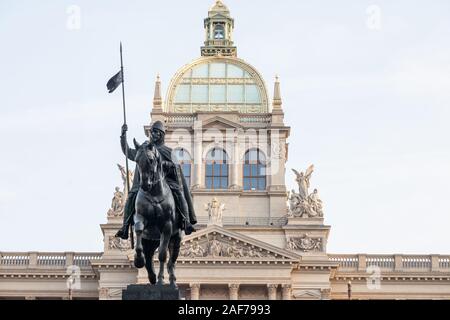 San Venceslao statua, chiamato anche Pomnik Svateho Vaclava, situato su Weceslas Sqaure (Vaclavske Namesti) di fronte al Museo Nazionale di Praga, Foto Stock