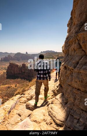 Etiopia, Tigray, Megab, Gheralta scarpata, Debre Maryam Korkor guide sulla mensola che conduce a Abba Daniel Korkor rock-cut chiesa Foto Stock