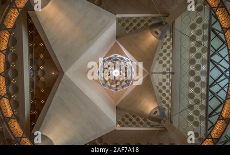 Doha, Qatar - costruito su una estremità della Corniche, il Museo di Arte islamica è il primo del suo genere a funzione 14 secoli di arte islamica Foto Stock