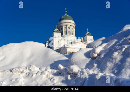 Helsinki, Finlandia - 6 Febbraio 2019: Cattedrale di Helsinki dietro un enorme cumulo di neve su un soleggiato e freddo inverno pomeriggio dopo settimane di forti nevicate Foto Stock