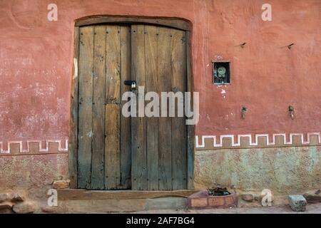 Porta di ingresso in una strada laterale, comunità di Samaipata, Casa del Patrimonio Mondiale Unesco El Fuerte, Dipartimento di Santa Cruz, Bolivia, America Latina Foto Stock