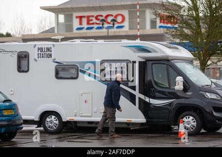 Foto datata 12 dicembre mostra gli elettori nel villaggio di Fowey,Cambs,il voto in un camper parcheggiato in una TescoÕs parcheggio auto per todayÕs elezione generale. Gli elettori diretti verso una varietà di insolita seggi per todayÕs (giovedì) elezione generale - che è il più importante per una generazione. Gli abitanti di un villaggio nelle zone rurali del Carlton, vicino a Newmarket in Suffolk, sono stati chiamati a votare in un minuscolo roulotte parcheggiate fuori la vecchia canonica. La piccola carovana trascinata fino al di fuori di Robin WylieÕs house e la notte scorsa circa un centinaio di persone sono attese al voto di oggi. Vi era inoltre un flusso costante di persone votanti in una ca Foto Stock