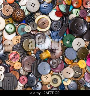 Vista superiore del mucchio di molti pulsanti vari close up su blu Foto Stock