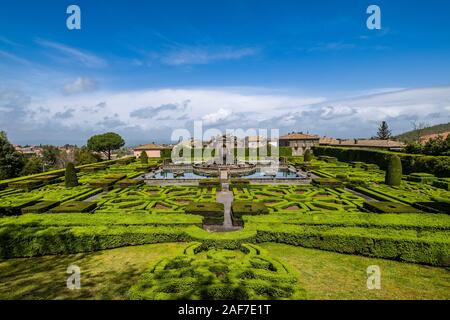 Vista panoramica della Villa Lante, un bellissimo giardino con cascate e fontane e siepi tagliate Foto Stock