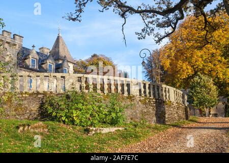 Ile de Vassiviere, Lac de Vassiviere, Creuse, Nouvelle-Aquitaine, Francia ora un luogo d'arte con giardino di sculture. Balaustra in pietra del castello Foto Stock