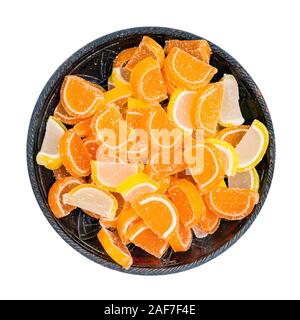 Vista superiore del dolce zucchero e limone Marmellata di arance fette nel vaso in ceramica isolata su sfondo bianco Foto Stock