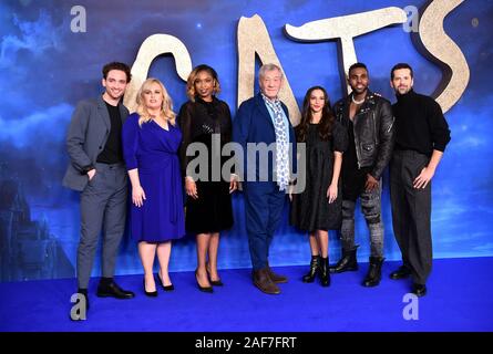 Laurie Davidson, Rebel Wilson, Jennifer Hudson, Sir Ian McKellen, Francesca Hayward, Jason Derulo e Robbie Fairchild frequentando i gatti Photocall tenutosi presso il Corinthia Hotel di Londra. Foto Stock