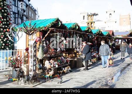 Kingston Upon Thames, Regno Unito. Xiii Dec, 2019. Il sole e cieli blu come persone godetevi il Mercatino di Natale a Kingston Upon Thames. Il tradizionale mercato tedesco ha cibo, bevande e bancarelle regalo per le persone di sfoglia. Credito: Keith Larby/Alamy Live News Foto Stock