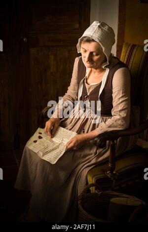 Ritratto di una donna maturi la lettura in un vecchio maestro o lo stile rinascimentale Foto Stock
