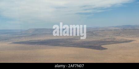 Tanzania. Vista aerea, bruciando controllato delimitata da strade, Serengeti National Park. Foto Stock