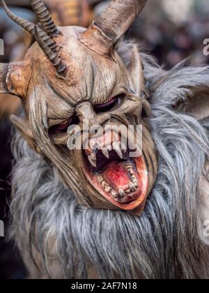 Krampuslauf o Perchtenlauf durante l avvento di Monaco di Baviera, una vecchia tradizione alpina che avvengono durante il tempo di Natale in Baviera, in Austria e in Alto Adige. E Foto Stock