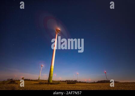 Turbina eolica la filatura veloce al cielo notturno in Lituania, Europa Foto Stock