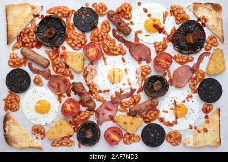 Fry up del modello. Completa inglese colazione cucinata pattern da sopra Foto Stock